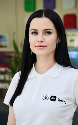 Жінка з довгим чорним волоссям і сережками у футболці 